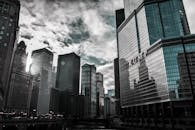 芝加哥的城市景观以特朗普大厦为特色，在多云的天空下映出戏剧性的倒影