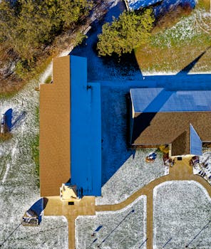 美国明尼苏达州米尔维尔一座教堂的无人机镜头中，白雪皑皑的风景映衬着清澈的蓝天