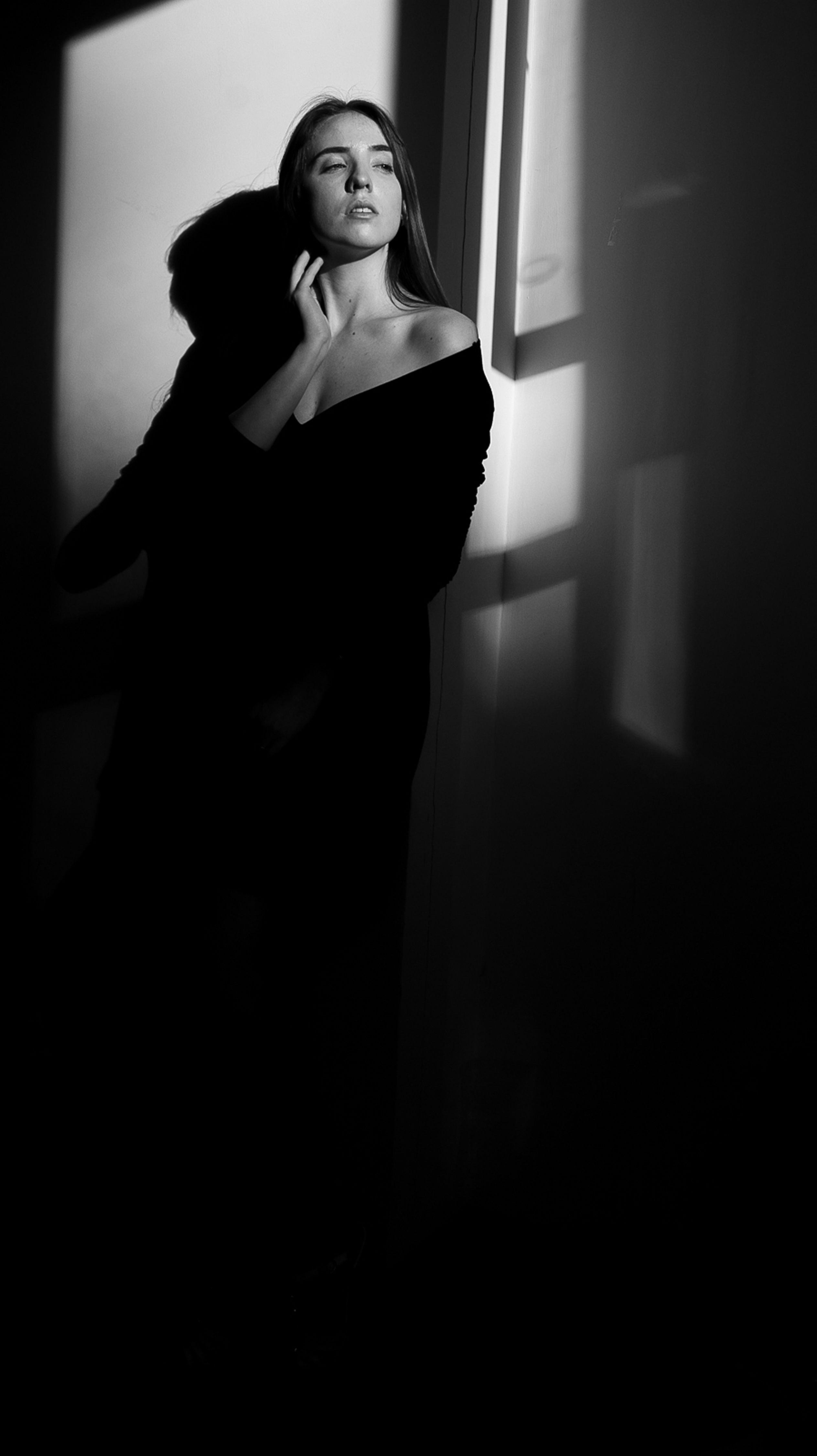 Woman Posing in Room Darkness in Black and White · Free Stock Photo