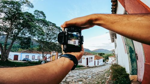 Free Photographer capturing the scenic streets of Tiradentes, Brazil with DSLR. Stock Photo