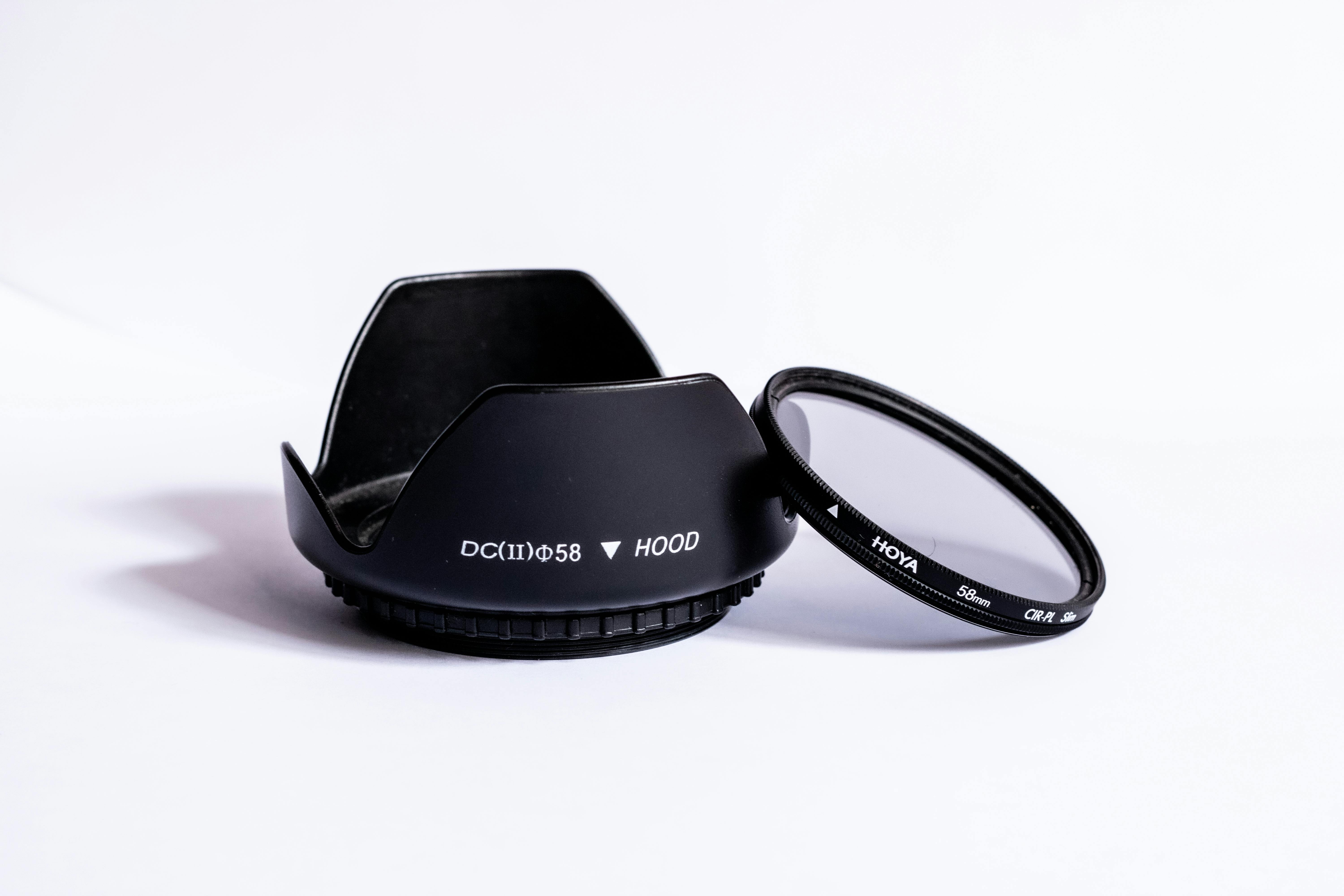 Detail einer Dunstabzugshaube mit herausgenommenem Metallfettfilter zur Reinigung