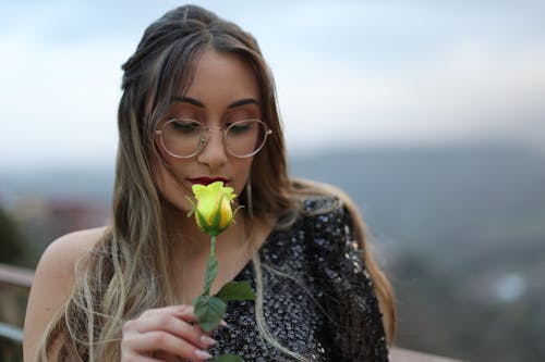 Foto profissional grátis de cara, desgaste da noite, flor