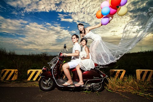 Foto profissional grátis de asiáticos, balões, moto