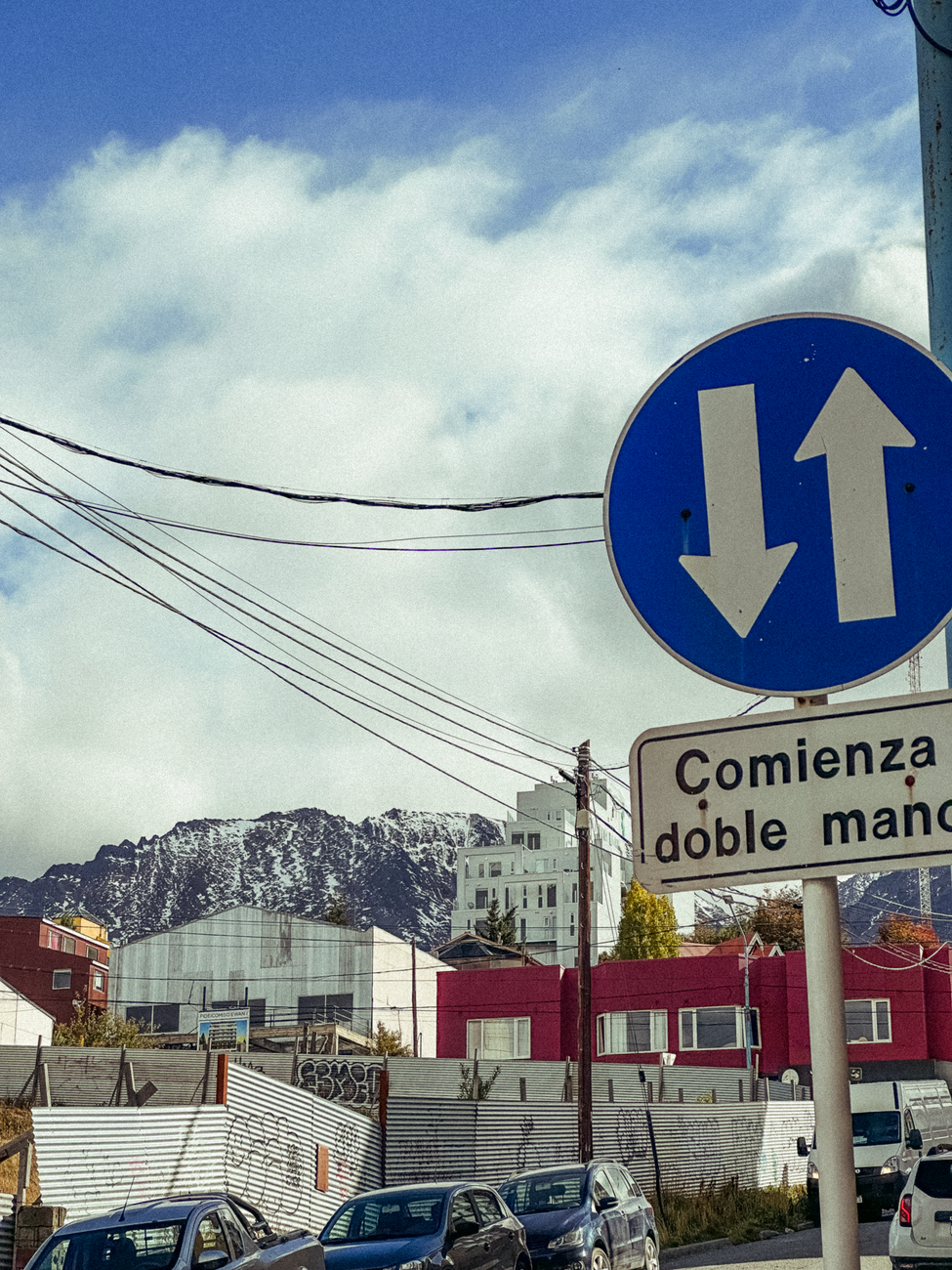 Técnicas de estacionamiento en cordón: Precisión y distancia adecuada