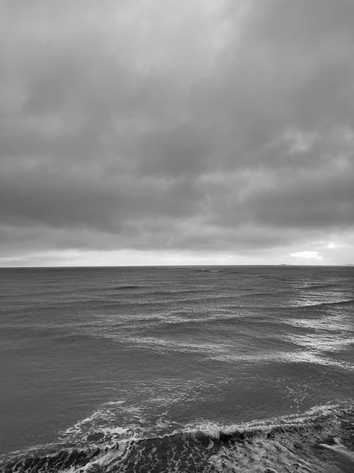 Immagine gratuita di bianco e nero, cielo coperto, mare
