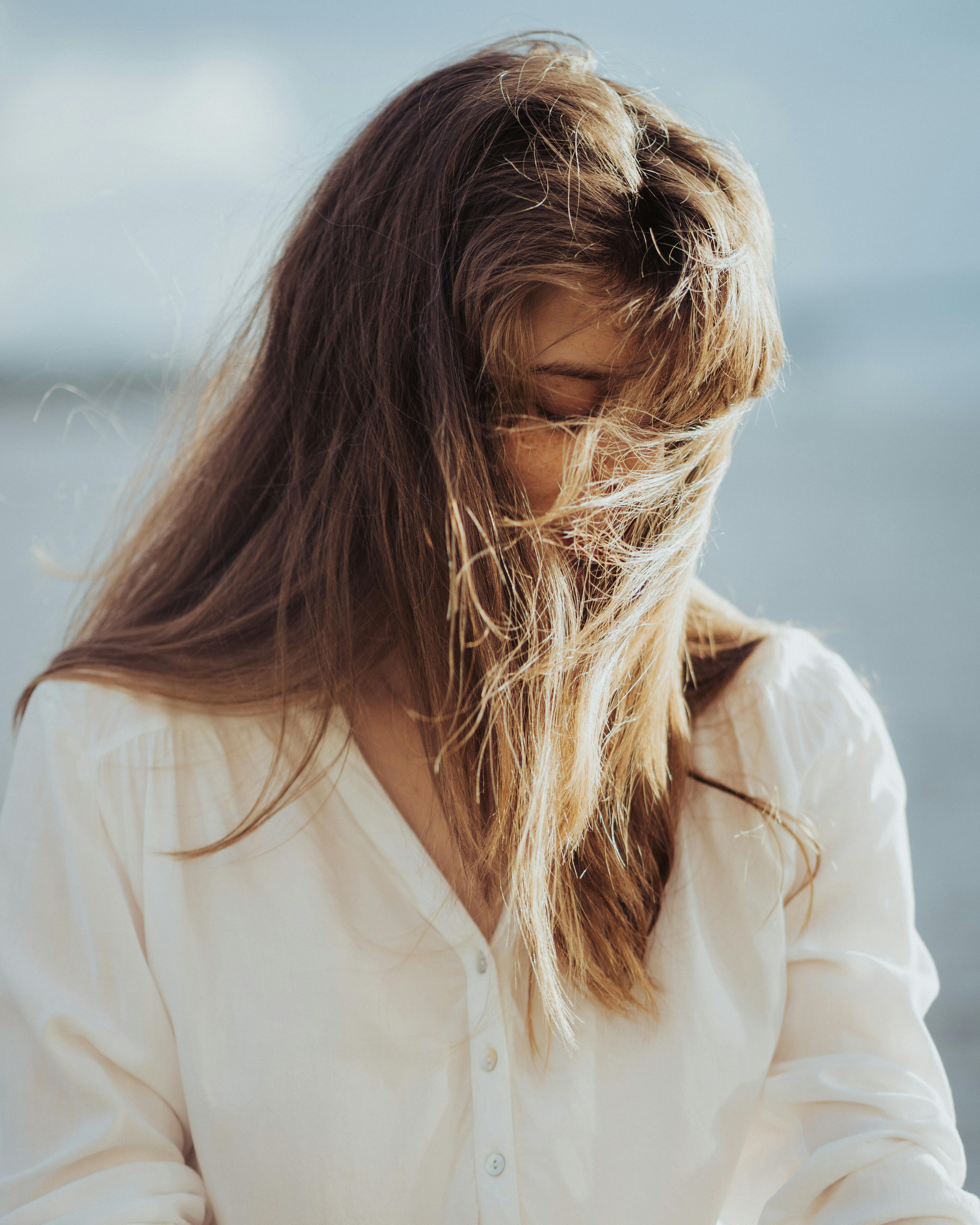 特写镜头捕捉到圣彼得堡户外一个头发随风飘扬、穿着白衬衫的人