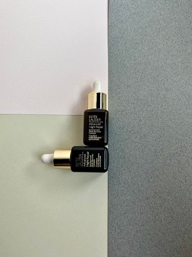Productos de skincare y botellas de cosméticos