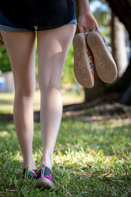 4. Sepatu: Sneakers, Boots, atau Sandal? 4. Sepatu: Sneakers, Boots, atau Sandal?