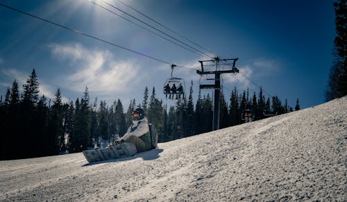 Gratuit Photos gratuites de colline, être assis, faire du snowboard Photos