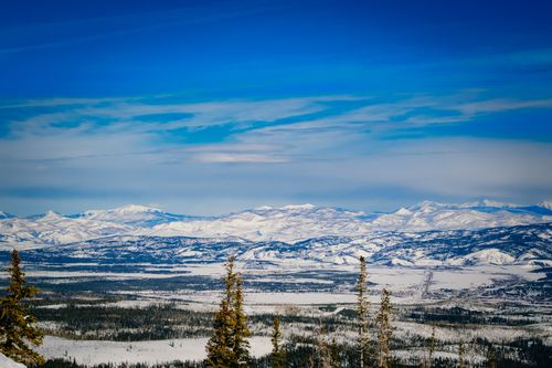 Free Captivating winter mountain landscape featuring snowy peaks under a clear blue sky. Stock Photo