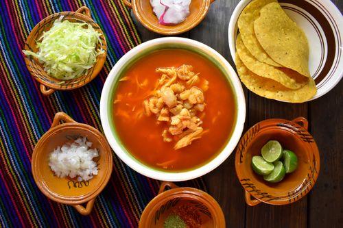 Pozole tradicional con guarniciones — foto de Den Romi McRod en Pexels