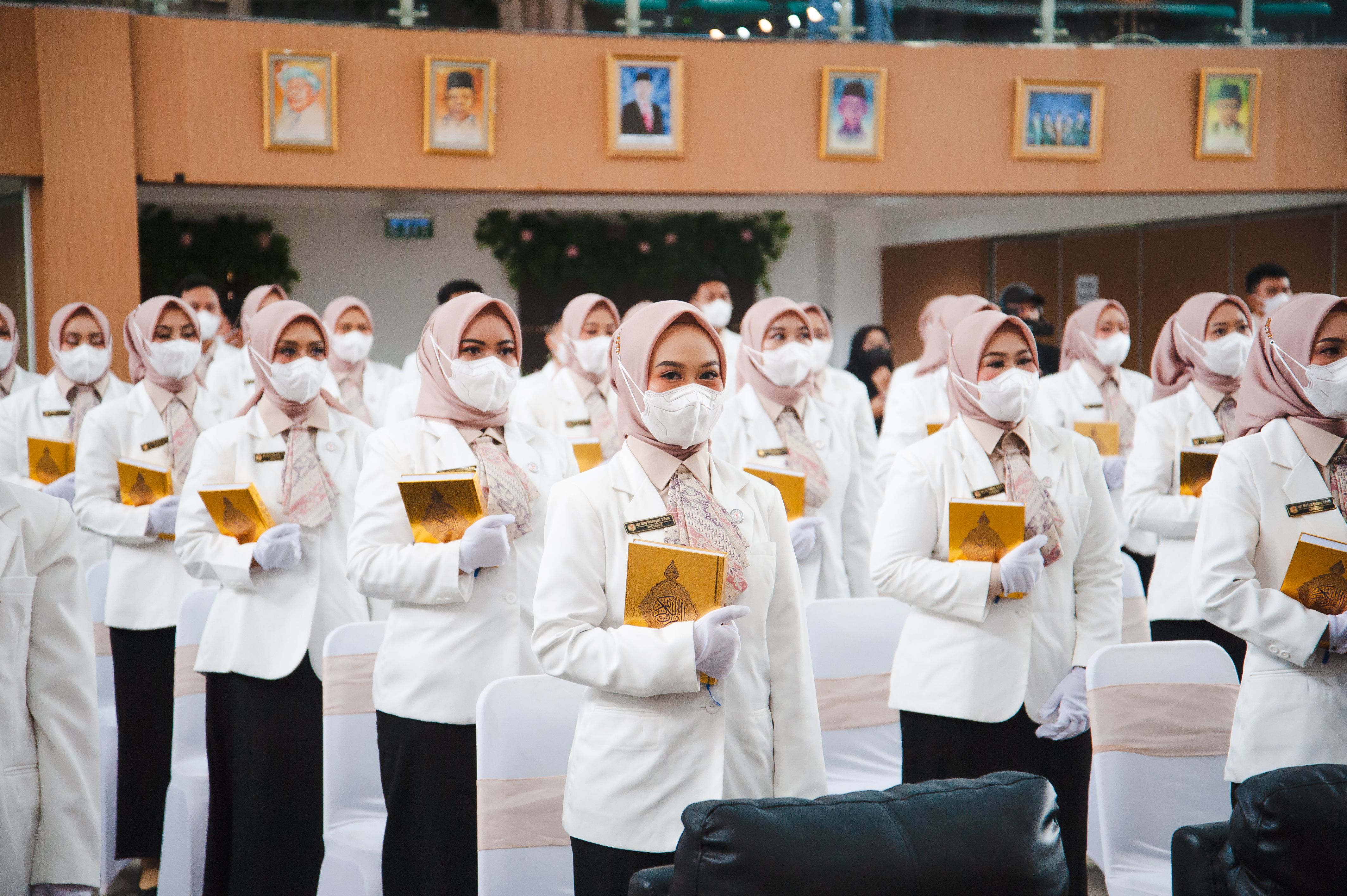 Women with Koran Books on Graduation Ceremony · Free Stock Photo
