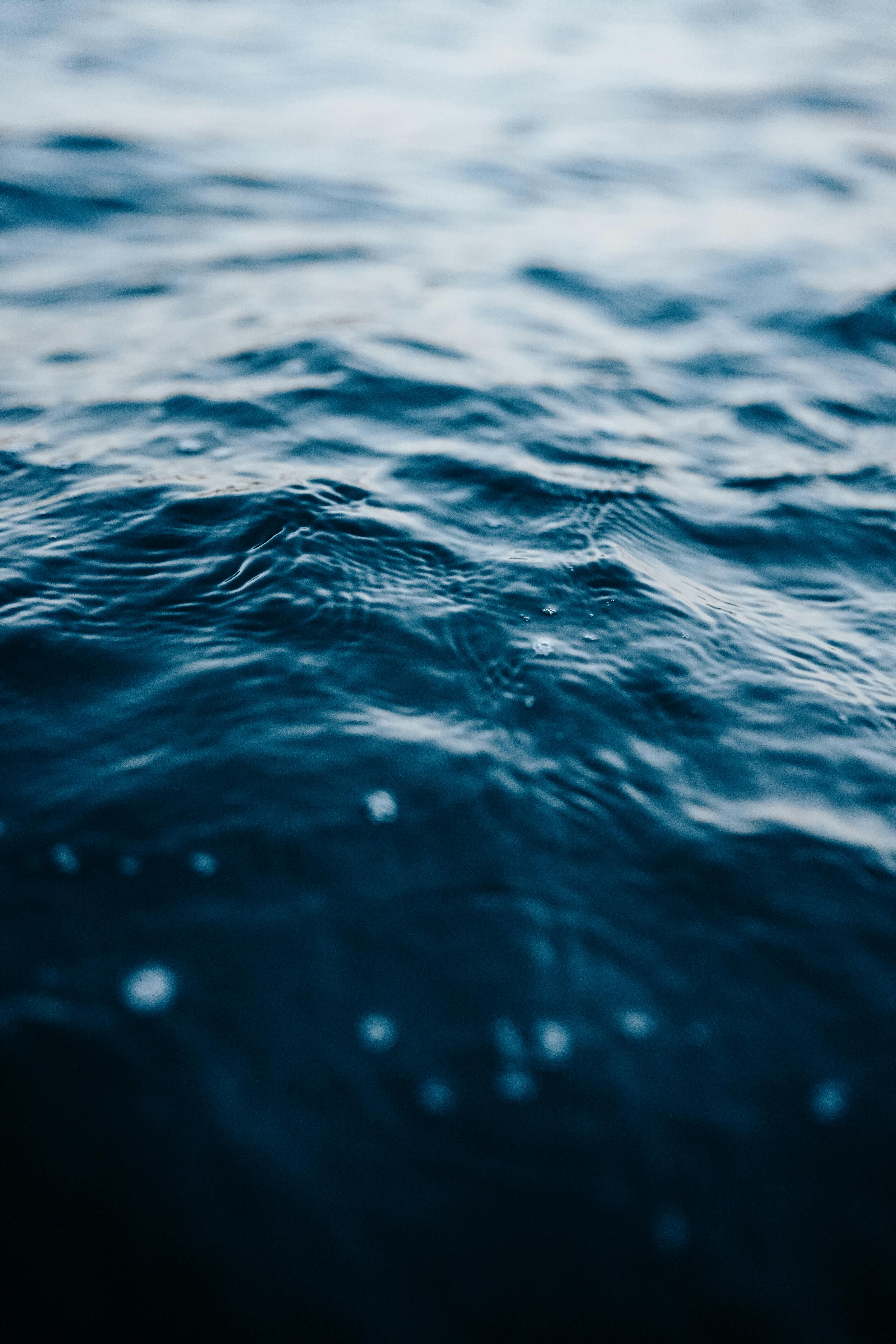 黄昏时分，宁静的海浪捕捉到了大自然的宁静