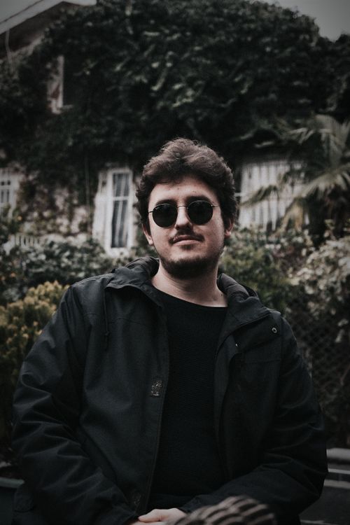 Free Portrait of a fashionable man in sunglasses with lush greenery background in İstanbul. Stock Photo