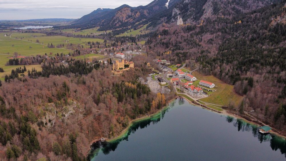 Vedere aeriană a satului Schwangau și a castelelor lângă Lacul Alpsee
