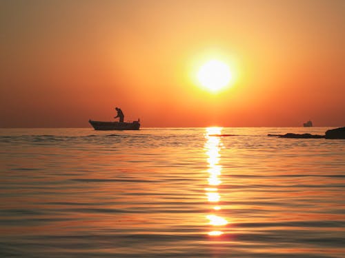 akşam karanlığı, Balık tutmak, balıkçı içeren Ücretsiz stok fotoğraf