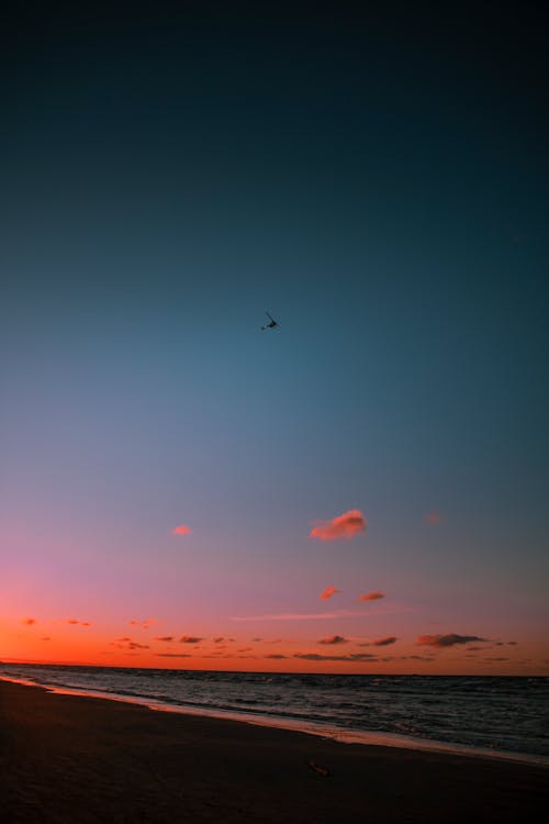 Безкоштовне стокове фото на тему «вертикальні постріл, гелікоптер, Захід сонця»