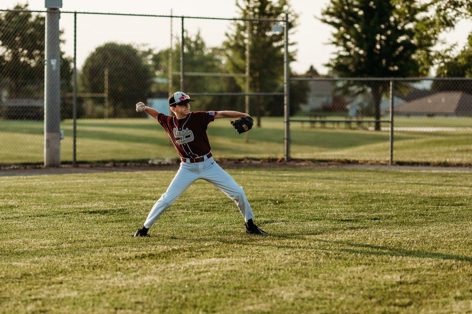 トライアウトで守備を見せる少年野球選手