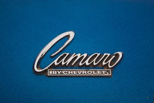 Gratis arkivbilde med bil, blå bakgrunn, camaro