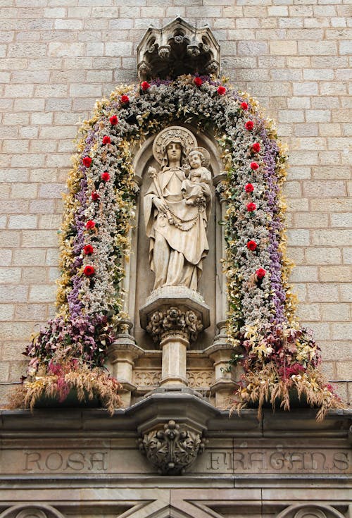 Darmowe zdjęcie z galerii z katolicki, kwiaty, maryja dziewica