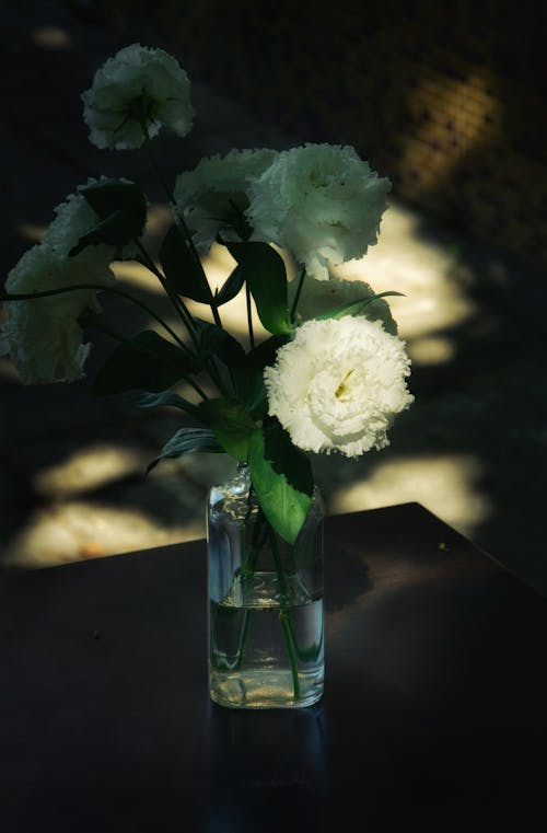 Darmowe zdjęcie z galerii z dekoracja, kwiaty, pionowy strzał