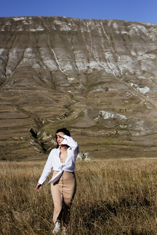 Foto profissional grátis de colina, de pé, fotografia de moda