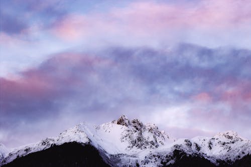 Bulutlu Gökyüzü Altında Karla Kaplı Dağ