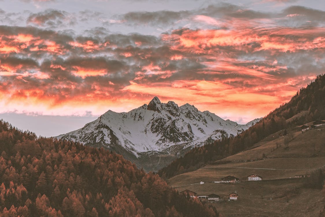 Karla Kaplı Dağ Manzarası