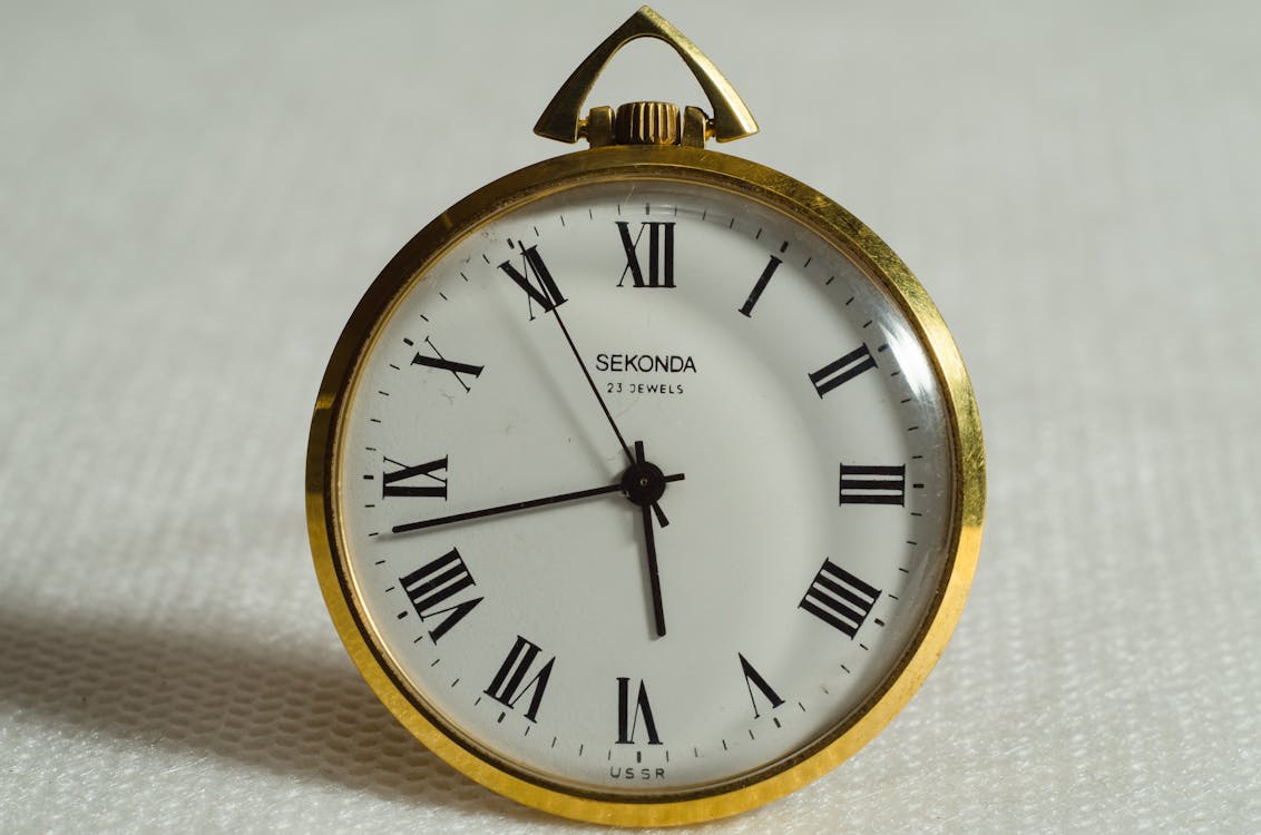 бесплатная Карманные часы из латуни с указателем 5 43 Стоковое фото