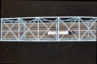 鸟瞰图：车辆正穿过明尼苏达州瓦巴沙河上的桥梁