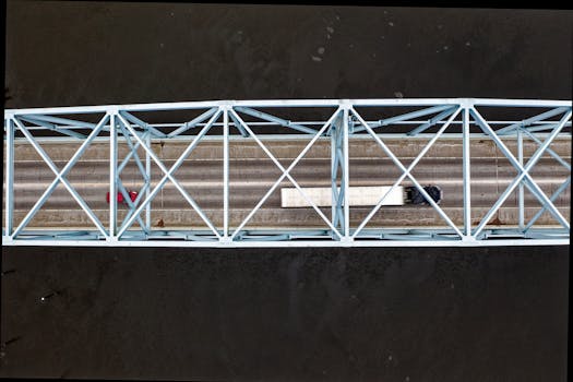 鸟瞰图：车辆正穿过明尼苏达州瓦巴沙河上的桥梁