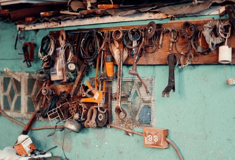 Mur d’outils représentant les différents métiers artisans accompagnés par labo4you