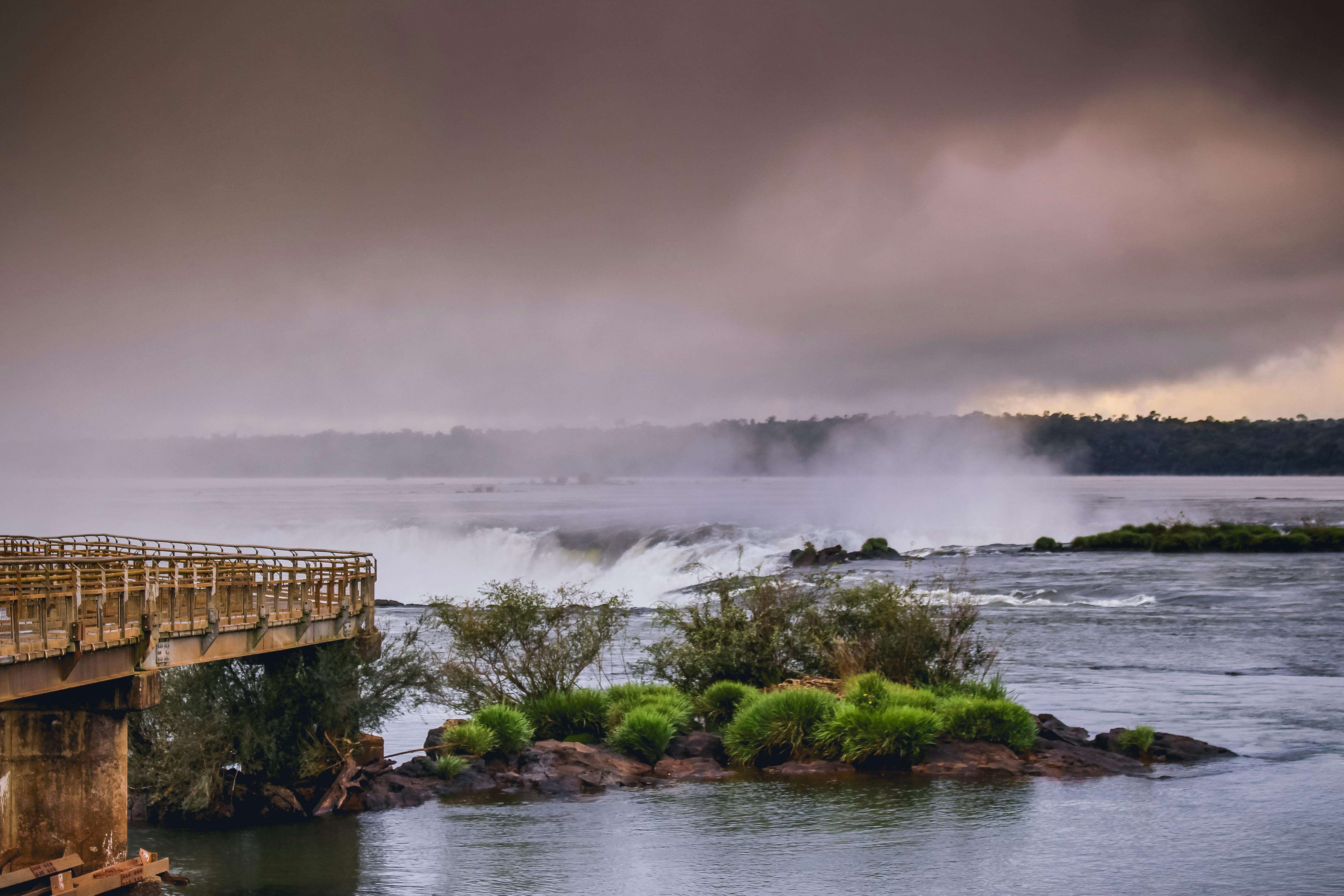 天空朦胧，观景台上可见戏剧性的瀑布景观