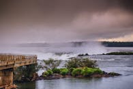 天空朦胧，观景台上可见戏剧性的瀑布景观