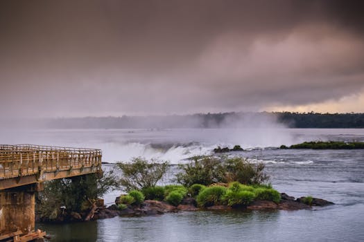 天空朦胧，观景台上可见戏剧性的瀑布景观