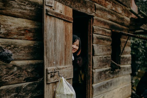 Безкоштовне стокове фото на тему «азіатська жінка, вікно, двері»