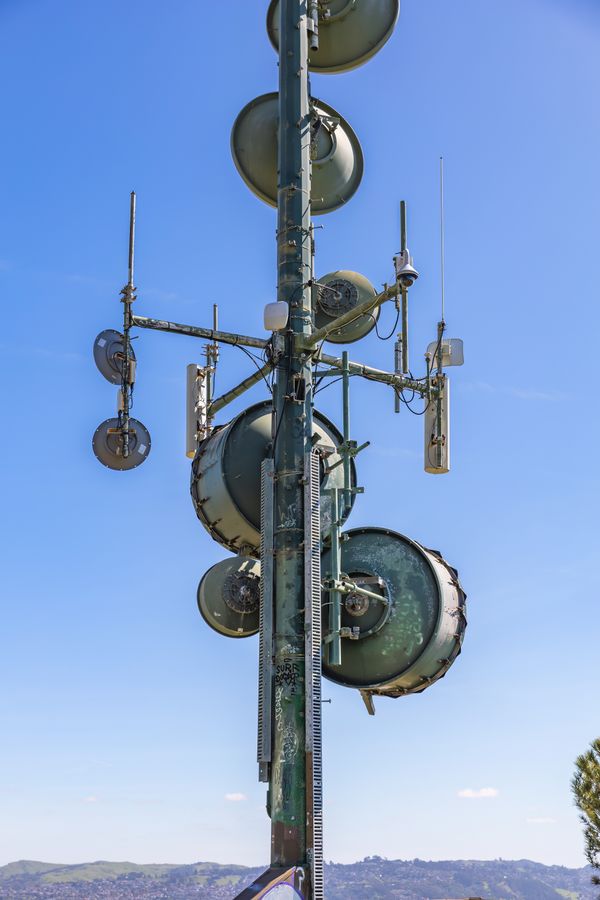 Radio antenna mast with multiple dishes