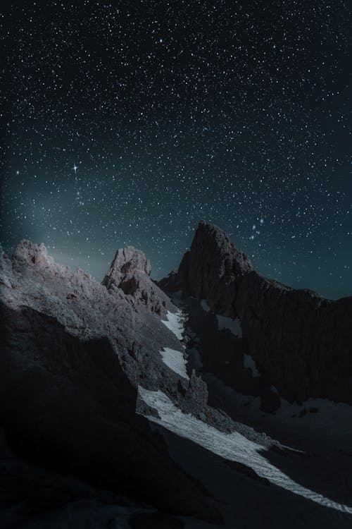 бесплатная Живописный вид на скалистую гору вечером Стоковое фото