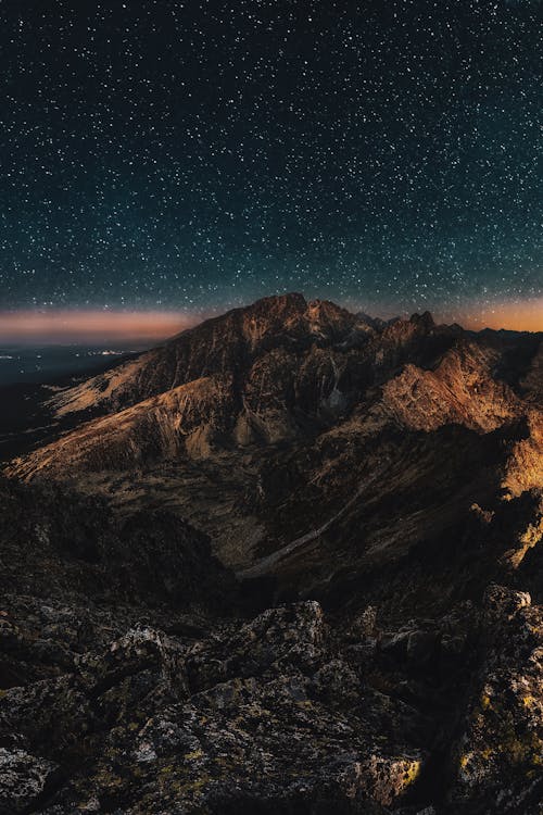 Gunung Di Malam Hari Di Bawah Langit Berbintang