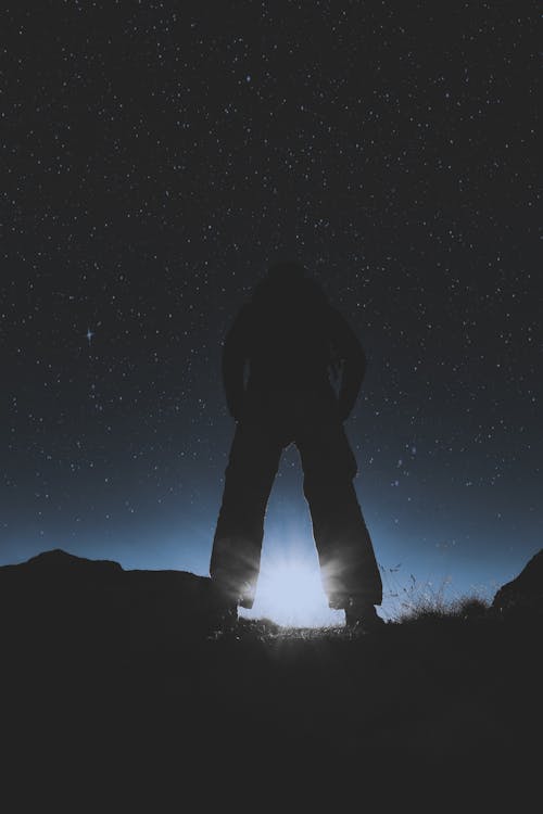 Gratuit Silhouette De Personne Debout Sous La Nuit étoilée Photos
