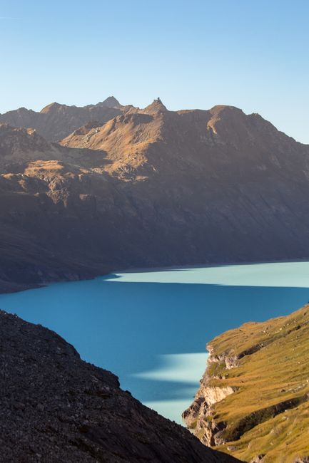 Breathtaking view of a turquoise alpine lake surrounded by majestic mountains.