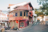 充满活力的街景中，越南建筑上飘扬着国旗，停放着摩托车