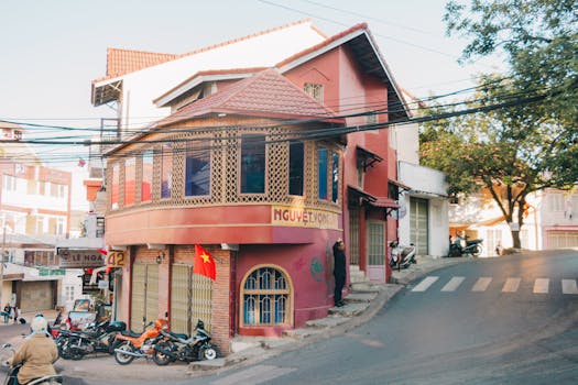 充满活力的街景中，越南建筑上飘扬着国旗，停放着摩托车