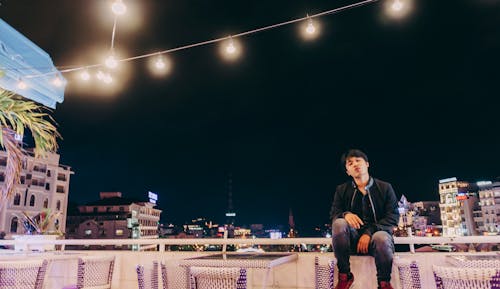 Homem Sentado Na Mesa à Noite