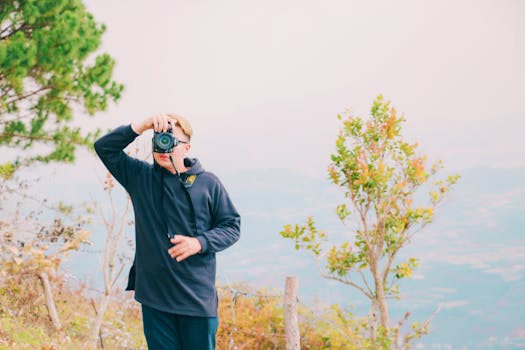 一个年轻人在山腰上充满活力的大自然中拍照，展现动态的户外摄影