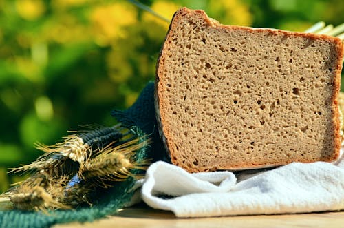 Буханка хлеба на белой ткани