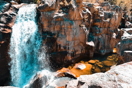 Bruine Rotsformatie Met Watervallen