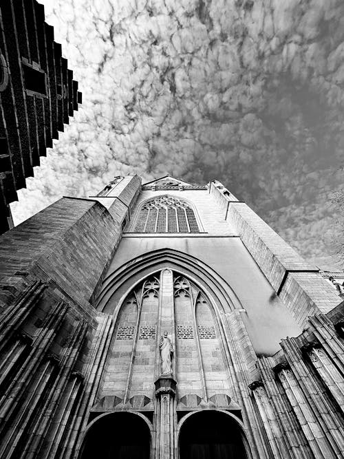 Foto d'estoc gratuïta de arquitectura gòtica, blanc i negre, catedral