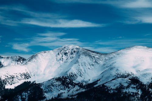 Fotobanka s bezplatnými fotkami na tému chladný, hory, modrá obloha