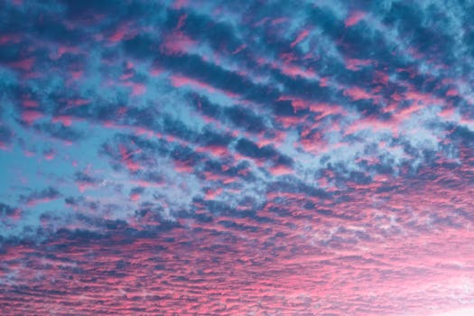 日落时分，美丽而充满活力的天空与粉红色的云彩，是理想的背景